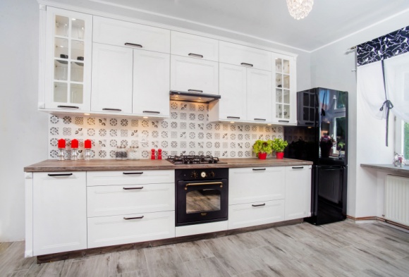 Moda, która nie przemija: kuchnia w stylu klasycznym Dom, LIFESTYLE - W dobie mody na minimalizm, proste formy i gładkie fronty, kuchnie w stylistyce klasycznej wyłamują się z obowiązującego trendu, urzekając finezją, ponadczasowym pięknem i wysmakowaną elegancją.