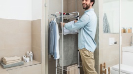 Sprytne sposoby na suszenie prania w domu Dom, LIFESTYLE - Gdy na dworze coraz niższe temperatury, wyprane ubrania muszą schnąć w domu. Jak sprawić, by było to jak najmniej uciążliwe dla mieszkańców i nie groziło pojawieniem się pleśni w mieszkaniu? Oto kilka sposobów na sprawne wysuszenie prania nawet w najmniejszej domowej przestrzeni.