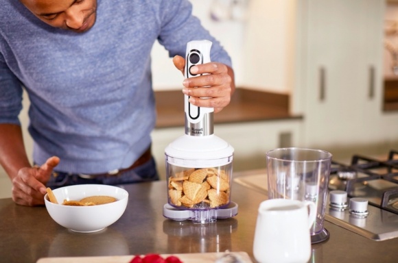 Kompaktowy EasyPrep Dom, LIFESTYLE - Ilość sprzętów ułatwiających nam życie w kuchni rośnie z roku na rok. Niestety nasze szafki kuchenne nie rosną wraz z naszym apetytem na posiadanie blenderów, mikserów i rozdrabniaczy. Marka Russell Hobbs znalazła idealne rozwiązanie i prezentuje kolekcję EasyPrep.