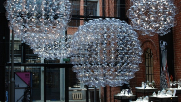 Historia jednej lampy – Bubbles Puff Buff Dom, LIFESTYLE - Składające się z powietrza i miękkiego winylu pneumatyczne lampy Bubbles zaskakują, fascynują i wzbudzają pozytywne uczucia na całym świecie od ponad 13 lat.