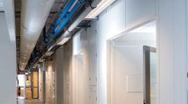 Armaflex Ultima – bezpieczeństwo ogniowe w parze z ekologią Dom, LIFESTYLE - ednym z największych niebezpieczeństw związanych z pożarem w budynku jest dym, szczególnie ten, który tworzy się podczas spalania elementów wykonanych z tworzyw sztucznych