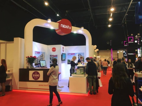 Warszawski rynek mieszkaniowy: dwójki najczęściej poszukiwane Dom, LIFESTYLE - Jesienna edycja „Targów Domów i Mieszkań” pokazała, że na warszawskim rynku mieszkań liczy się jeszcze coś: niewielki metraż i liczba pomieszczeń. W tym roku Warszawiacy ustawiają się w kolejce przede wszystkim po dwupokojowe mieszkania.