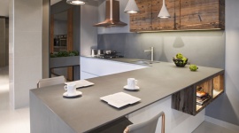 Subtelny urok szarości – Calce Antracite od LAMINAM Dom, LIFESTYLE - Szary kolor daje wiele możliwości aranżacyjnych, a poza tym jest wyjątkowo elegancki i stylowy. Jeśli jego walory estetyczne połączyć z materiałem o wytrzymałości stali, otrzymalibyśmy mariaż doskonały. I taki właśnie jest spiek Calce Antracite od włoskiej marki LAMINAM.