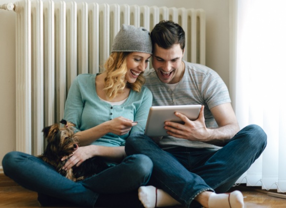 Jak tanio odnowić kaloryfer? Dom, LIFESTYLE - Moment, w którym wprowadzamy się do mieszkania kupionego na rynku wtórnym, często wiąże się z dużymi nakładami na remont wnętrza. Nie musimy jednak całkowicie zmieniać jego wyposażenia.