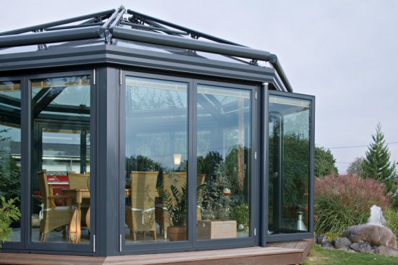 Ogród zimowy – ciepły zakątek o każdej porze roku Dom, LIFESTYLE - Zapewnia światło, ciepło, ochronę przed deszczem i dodatkową przestrzeń – mowa oczywiście o ogrodzie zimowym. Gdy nie możemy liczyć na tropikalny klimat za oknem, a marzymy o porannej kawie wypijanej blisko natury, warto o nim pomyśleć.