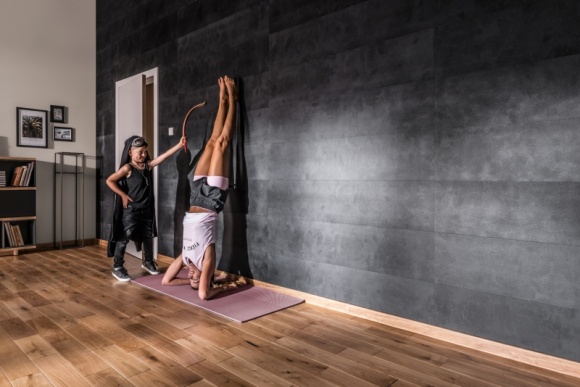 Sposób na antracyt. Ściana KERRADECO od VOX Dom, LIFESTYLE - Antracyt – kolor, który podbił świat designu i serca projektantów, dzięki marce VOX może pojawić się na ścianach nie tylko za sprawą farb czy tapet. Prezentujemy odporniejszą i trwalszą alternatywę – KERRADECO, czyli innowacyjny system ścienny.