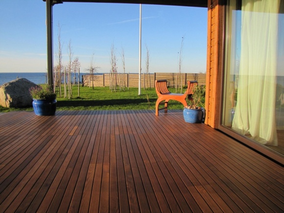 Jak dbać o deski tarasowe przez cały rok, aby cieszyć się ich pięknem na długo? Dom, LIFESTYLE - Deski tarasowe wykonane z drewna tradycyjnego wymagają odpowiedniej pielęgnacji przez cały rok – również w okresie zimowym. Dbając o nie regularnie, będziemy mieć gwarancję zachowania ich dobrego stanu na dłużej, bez względu na panujące za oknem warunki atmosferyczne.