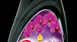 Perlux Perfume - nowa seria koncentratów do płukania tkanin Dom, LIFESTYLE - Lakma Strefa – producent i dystrybutor produktów chemii gospodarczej – wprowadziła na rynek nową linię koncentratów do płukania tkanin, inspirowaną zapachami ekskluzywnych perfum. Linia Perlux Perfume to 3. skoncentrowane płyny Passion, Elegance i Glamour.