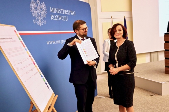 ENERIS z Min. Rozwoju na rzecz realizacji celów zrównoważonego rozwoju SDGs BIZNES, Ochrona środowiska - Grupa ENERIS, odpowiadając na wyzwanie postawione przez Ministerstwo Rozwoju – koordynatora realizacji celów w Polsce, została sygnatariuszem „Deklaracji na rzecz zrównoważonego rozwoju”.