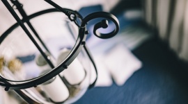 Nastrój się na sen – jak dobrać oświetlenie do sypialni? Dom, LIFESTYLE - Sen to niezwykle ważny element naszego życia – to czas dla organizmu na odpoczynek i odprężenie oraz zebranie sił przed kolejnym dniem pełnym nowych wyzwań. Aby dobrze się wyspać nie wystarczy jedynie wygodne łóżko.