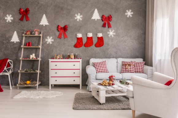 Świąteczne ozdoby z produktami Tikkurila Dom, LIFESTYLE - Wyjątkową atmosferę świąt podkreślają różnego rodzaju dekoracje. To one tworzą niepowtarzalny klimat, który wprawia domowników w radosny gwiazdkowy nastrój. Dobierając świąteczne ozdoby pamiętajmy, by komponowały się one z aranżacją całego mieszkania.