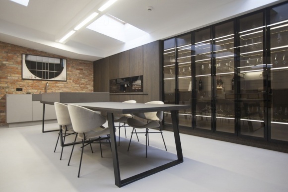 Studio Prostych Form w nowej odsłonie Dom, LIFESTYLE - Dobry design najlepiej prezentuje się w szlachetnych wnętrzach, w których każdy detal wprowadza wyjątkową jakość. Taki właśnie jest nowy salon Studia Prostych Form. Mieści się on w odrestaurowanej Fabryce Koronek - jednym z najbardziej prestiżowych miejsc Warszawy.