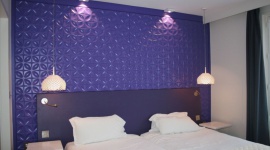 Fiolety Muraspec Dom, LIFESTYLE - Jeśli ten rok ma należeć do fioletu, to Muraspec jest na niego przygotowany. W fioletowym wykończeniu dostępne są tapety, tkaniny obiciowe, panele Impresssions, folia Rowlux, a nawet okładka katalogu Muraspec.