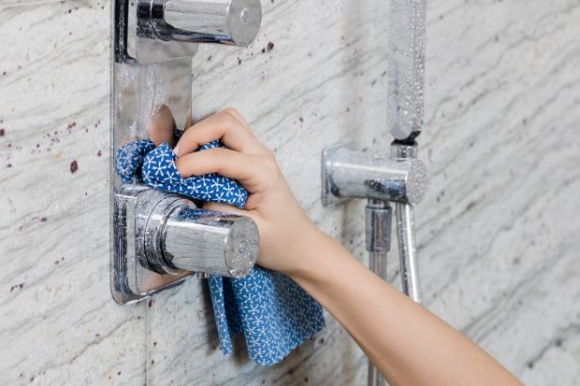 Czysto, że aż lśni! - 5 sposobów na osad z kamienia w łazience Dom, LIFESTYLE - Przyczyną pojawiania się kamiennego osadu jest twarda woda. Osadzające się na ściankach minerały i bakterie mogą powodować awarie urządzeń i ich szybsze niszczenie. Jak zachować nieskazitelny wygląd urządzeń sanitarnych? Mamy na to 5 sposobów!