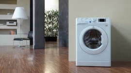 Brzydki zapach z pralki – jak temu zaradzić? Dom, LIFESTYLE - Z bębna twojej pralki wydobywają się mało przyjemne zapachy, a wyprane ubrania nie pachną świeżo? Co jest tego przyczyną i jak temu zaradzić?