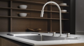 Baterie Kuchenne KWC ERA – wzornictwo inspirowane strumieniem wody Dom, LIFESTYLE - KWC ERA to trzy różne formy baterii kuchennej ze stałą wylewką, których prosta forma i idealnie wyważone proporcje dają wrażenie harmonii i symetrii.