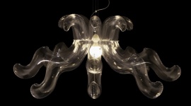 Historia jednej lampy – LULLABY Dom, LIFESTYLE - PUFF-BUFF – marka stworzona przez Annę Siedlecką i Radka Achramowicza słynie z niekonwencjonalnych projektów oświetleniowych. W kolejnym tekście z cyklu Historia jednej lampy przedstawiamy lampę LULLABY, inspirowaną barokowymi formami oraz żyrandolami ze szkła Murano.