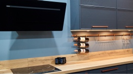 Epoka miedzi w kuchni Dom, LIFESTYLE - Pozwala rozbłysnąć zabudowie meblowe i jest synonimem współczesnej elegancji. Miedź idealnie komponuje się drewnem i dekorami w ciemniejszych wybarwieniach, dlatego zaletę tę wykorzystała firma KAM w nowej aranżacji z linii KAMmoduł Premium.