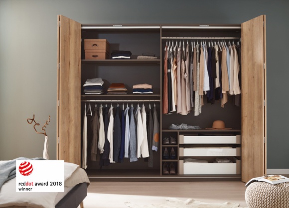 System WingLine L firmy Hettich zdobywcą nagrody Red Dot Design Award 2018 Dom, LIFESTYLE - System do drzwi składanych WingLine L znalazł się wśród najlepszych produktów nagrodzonych w konkursie Red Dot Design Award, potwierdzając wysoki poziom techniki meblowej firmy Hettich.