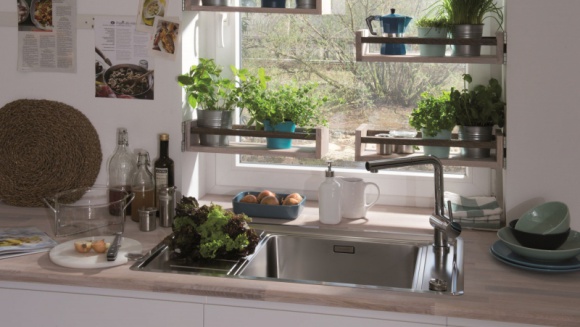 Indoor gardening, czyli kuchnia w duchu eko Dom, LIFESTYLE - Botaniczne motywy królują we wnętrzach już od kilku sezonów i nadal pozostają w trendach. W kuchni najlepiej prezentują się jednak żywe rośliny, zwłaszcza te które możemy wykorzystać także podczas przygotowywania posiłków.