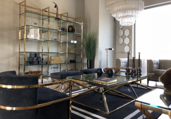 Clue Studio – salon flagowy Eichholtz Dom, LIFESTYLE - Salon Clue Studio wygląda jak luksusowy apartament. Olśniewające wnętrze zaprojektowali specjaliści Eichholtz. To największa w Polsce ekspozycja mebli i akcesoriów tej wyjątkowej holenderskiej marki.