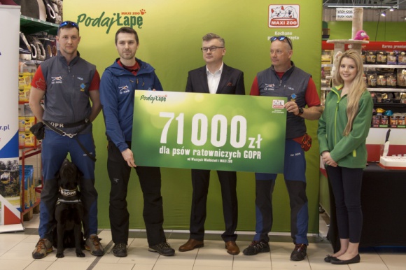 Finał 3. edycji akcji „Podaj Łapę”. W tym roku Maxi Zoo wspiera Fundację GOPR Zwierzęta, LIFESTYLE - 7 kwietnia w Warszawie miało miejsce zakończenie 3. edycji akcji charytatywnej „Podaj Łapę”, organizowanej przez sieć sklepów Maxi Zoo. W tym roku cały dochód został przekazany na wsparcie czworonożnych ratowników GOPR. Prezes Fundacji odebrał czek na rekordową kwotę 71 000 zł.