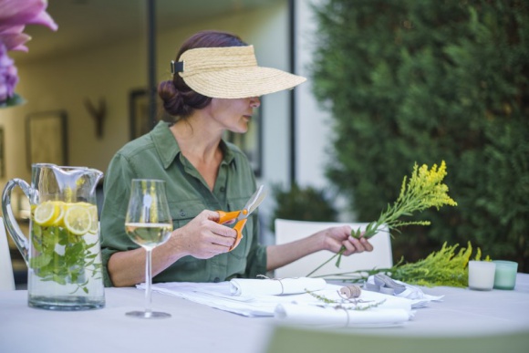 Mama w ogrodzie – propozycje prezentów z okazji Dnia Matki Dom, LIFESTYLE - Szybkimi krokami zbliża się Dzień Matki. Jeśli planujesz kupić prezent dla mamy warto rozważyć drobne narzędzia ogrodowe – które sprawdzą się zarówno w przydomowym ogródku jak i na balkonie. Szeroką paletę takich produktów znajdziemy na przykład w ofercie firmy Fiskars.