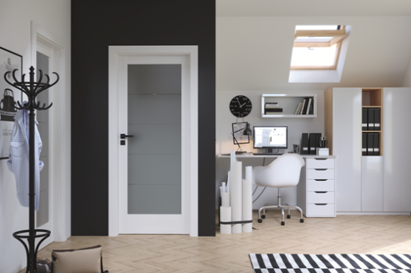 Efektowne zdobienia drzwi Dom, LIFESTYLE - Stylowe frezy, połyskujące intarsje czy chromowane aplikacje na drzwiach są subtelnym, ale zauważalnym akcentem, który doda aranżacji odrobinę wyrazu. Takie zdobienia efektownie urozmaicą wystrój pomieszczenia sprawiając, że wnętrze zachwyci wszystkich swoją unikalnością.