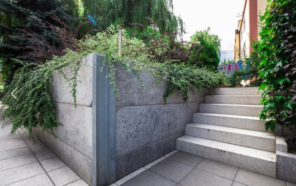 Remont schodów zewnętrznych – 5 rzeczy, na które warto zwrócić uwagę. Dom, LIFESTYLE - Schody to jedne z najbardziej eksploatowanych elementów konstrukcyjnych domu. Zarówno schody zewnętrzne, jak i wewnętrzne, w wyniku częstego użytkowania, mogą ulec uszkodzeniu na skutek czynników mechanicznych i atmosferycznych.