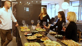 Wrocławski wieczór z dobrym designem w Studio Forma 96 Dom, LIFESTYLE - 17 maja we wrocławskim salonie Studio Forma 96 odbył się kobiecy wieczór z dobrym designem, w którym uczestniczyło kilkanaście architektek. Uwaga zaproszonych gości została skupiona wokół marek DEDON i MIINU. Spotkaniu towarzyszyła degustacja wina i czekolady.