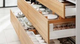 Jakie szuflady warto mieć w kuchni? Dom, LIFESTYLE - Dobry system szuflad, z odpowiednio dopasowanymi relingami, wkładami i matami antypoślizgowymi to najlepsza metoda na miejsce do przechowywania i porządek w kuchni.