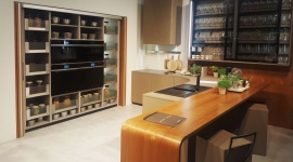 Najmodniejsze kuchenne trendy sezonu – Eurocucina 2018 oczami marki PEKA Dom, LIFESTYLE - Kamień, drewno, matowa czerń oraz... blacha – to główne trendy, które panowały w kuchniach podczas największego wnętrzarskiego święta w Mediolanie. Eurocucina 2018 przyciągnęła rzeszę architektów, projektantów i miłośników najlepszego wzornictwa z całego świata.