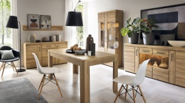 Cortina – nowa kolekcja w ofercie marki Meble Wójcik Dom, LIFESTYLE - Firma Meble Wójcik wprowadziła do swojej oferty nową kolekcję – Cortina. Program w kolorze dębu o masywnej konstrukcji przywodzi na myśl tradycyjne meble z naturalnego drewna. Kolekcja pozwoli na urządzenie salonu, jadalni, a nawet przedpokoju.