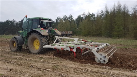 Koja wprowadza do oferty kultywator Rolnictwo, BIZNES - Rynek maszyn rolniczych wyróżnia wysoki poziom konkurencyjności. Poszukujący określonego urządzenia rolnicy mogą wybierać spośród wielu zbliżonych do siebie ofert.
