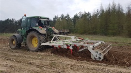 Koja wprowadza do oferty kultywator Rolnictwo, BIZNES - Rynek maszyn rolniczych wyróżnia wysoki poziom konkurencyjności. Poszukujący określonego urządzenia rolnicy mogą wybierać spośród wielu zbliżonych do siebie ofert.