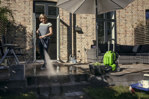 Jak staremu tarasowi nadać nowego blasku Dom, LIFESTYLE - Zielony nalot, brązowy osad i drobiny piasku wciskające się w szpary między deskami szpecą taras. Pora go gruntownie odświeżyć. Żeby osiągnąć efekt na lata, warto się do tego zabrać metodycznie.