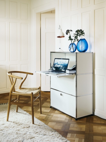 Kreatywnie rozwiązane domowe biuro Dom, LIFESTYLE - Odsetek osób pracujących w domu rośnie systematycznie. Według danych Eurostatu w krajach unijnych w ten sposób swoje obowiązki realizuje średnio 5% pracujących. Wiele osób chętnie korzysta też z możliwości tzw. „home office”.