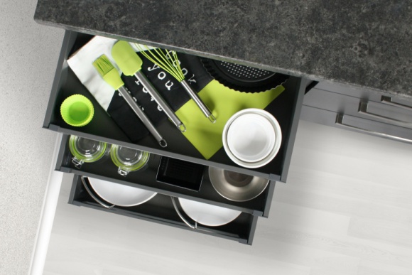 Czas na czerń Dom, LIFESTYLE - Czerń i ciemne barwy wychodzą z cienia i coraz śmielej wkraczają do kuchennych aranżacji. Pojawiają się na meblach i dodatkach, a także na pozór niewidocznych bohaterach drugoplanowych – m.in. na akcesoriach meblowych marki REJS.