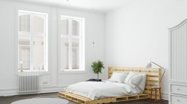 Łóżko z palet - Skandynawskie piękno drewna Dom, LIFESTYLE - Jeśli lubisz majsterkować, tworzyć samodzielnie meble, łóżko z palet jest rozwiązaniem dla Ciebie. Podpowiadamy, jak szybko, tanio i samodzielnie wykonać oraz pomalować i zaimpregnować taki mebel przy użyciu lakierobejcy 2w1 marki Drewnochron.