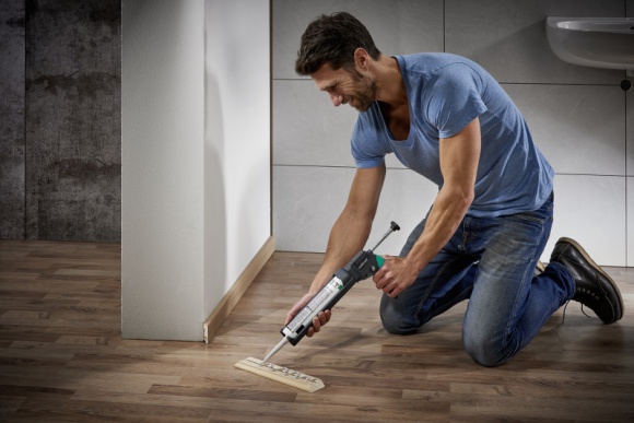 Jak samemu ułożyć panele i zrobić to dobrze? Dom, LIFESTYLE - Są ładne, proste w montażu i wytrzymałe – panele laminowane to idealne rozwiązanie dla kogoś, kto zamierza samodzielnie wymienić podłogę. Wystarczy kilka narzędzi i wiedza, jak tego nie popsuć.