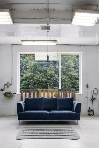 Wybieramy sofę do nowoczesnego salonu Dom, LIFESTYLE - Nowoczesny salon cechuje się prostymi formami, przyciągającymi uwagę dodatkami i niebanalnym charakterem. Istotnym jego elementem jest sofa.