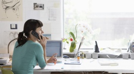 Domowe biuro dla freelancerki Dom, LIFESTYLE - Nie każdy może sobie pozwolić na gabinet w domu. Wydzielając miejsce do pracy w mniejszych przestrzeniach, warto zwrócić uwagę na systemy składanych frontów, wysięgniki do monitora czy biurko łączone z łóżkiem.