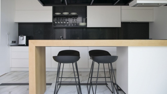 Podróż do świata przedmiotów z duszą Dom, LIFESTYLE - Architekci ze Studio.O. mają na swoim koncie spektakularne projekty budynków, wnętrz oraz krajobrazu. Nowatorskie pomysły i innowacyjna myśl projektowa sprawiły, że Aga Kobus i Grzegorz Goworek minimalizm zaczęli stopniowo łączyć z innymi stylami.