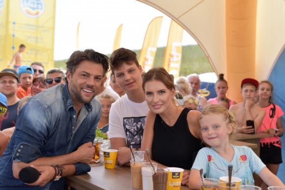 Nadmorskie spotkanie z rodzinami Gwiazd lato 2018 Dom, LIFESTYLE - Jesteście ciekawi jak najpopularniejsze i najbardziej lubiane polskie Gwiazdy kina sportu i rozrywki spędziły tegoroczne wakacje? Przekonać się o tym mogli turyści 7 najpopularniejszych nadmorskich kurortów, do których zawitało Tchibo wraz ze swoją strefą rodzinnych atrakcji