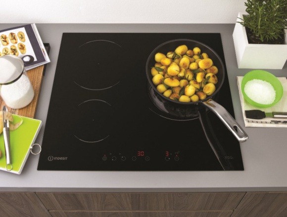 Minimalizm w kuchni – dla oka i… żołądka? Dom, LIFESTYLE - Minimalizm jest dziś w cenie – widać to w większości współczesnych projektów architektonicznych. Czy jednak aranżacje kuchenne oparte na „estetycznym minimum” nie tracą na funkcjonalności? Z jakich sprzętów nie możemy zrezygnować i jak je wkomponować w nowoczesną przestrzeń?