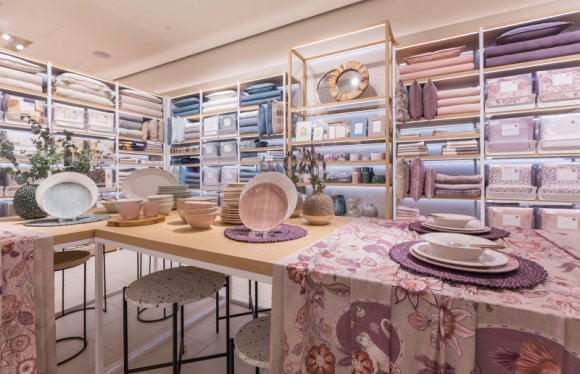 Zara Home już otwarta w Magnolia Park Dom, LIFESTYLE - We Wrocławiu pojawił się nowy sklep z bogatą ofertą produktów do dekoracji wnętrz. W Zara Home klienci znajdą nie tylko rzeczy niezbędne w kuchni, łazience i salonie, ale także dekoracje czy ubrania. Nowy salon w Magnolia Park znajduje się na parterze.
