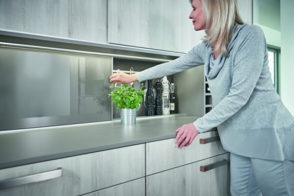 Współczesna sztuka… kamuflażu Dom, LIFESTYLE - Nie wszystko w naszych wnętrzach chcemy pozostawiać na widoku. Estetycznie zamaskowane sprzęty AGD, garderoba czy zapasy przechowywane w kuchni muszą jednak pozostać w zasięgu ręki, bo nawet najlepszy design nie może skazywać domowników na niewygodę.