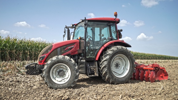 Opony Continental w ciągnikach rolniczych Valtra Rolnictwo, BIZNES - Continental nawiązał współpracę z firmą Valtra, fińskim producentem ciągników rolniczych.