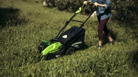 Jesienna kosmetyka ukochanego trawnika Dom, LIFESTYLE - Jeśli mam być piękny cały rok, we wrześniu zadbaj o mnie szczególnie – powiedziałby przydomowy trawnik, gdyby tylko umiał mówić. Właściwie to umie, ale za całą jesienną troskę odwdzięczy się za kilka miesięcy – „dobrym słowem” i soczystym, wiosennym uśmiechem.