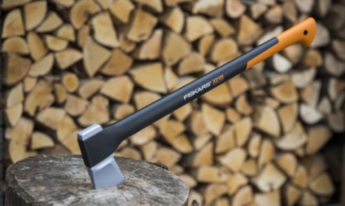 Planujesz przygotować drewno do kominka? – grunt to dobrze dobrana siekiera